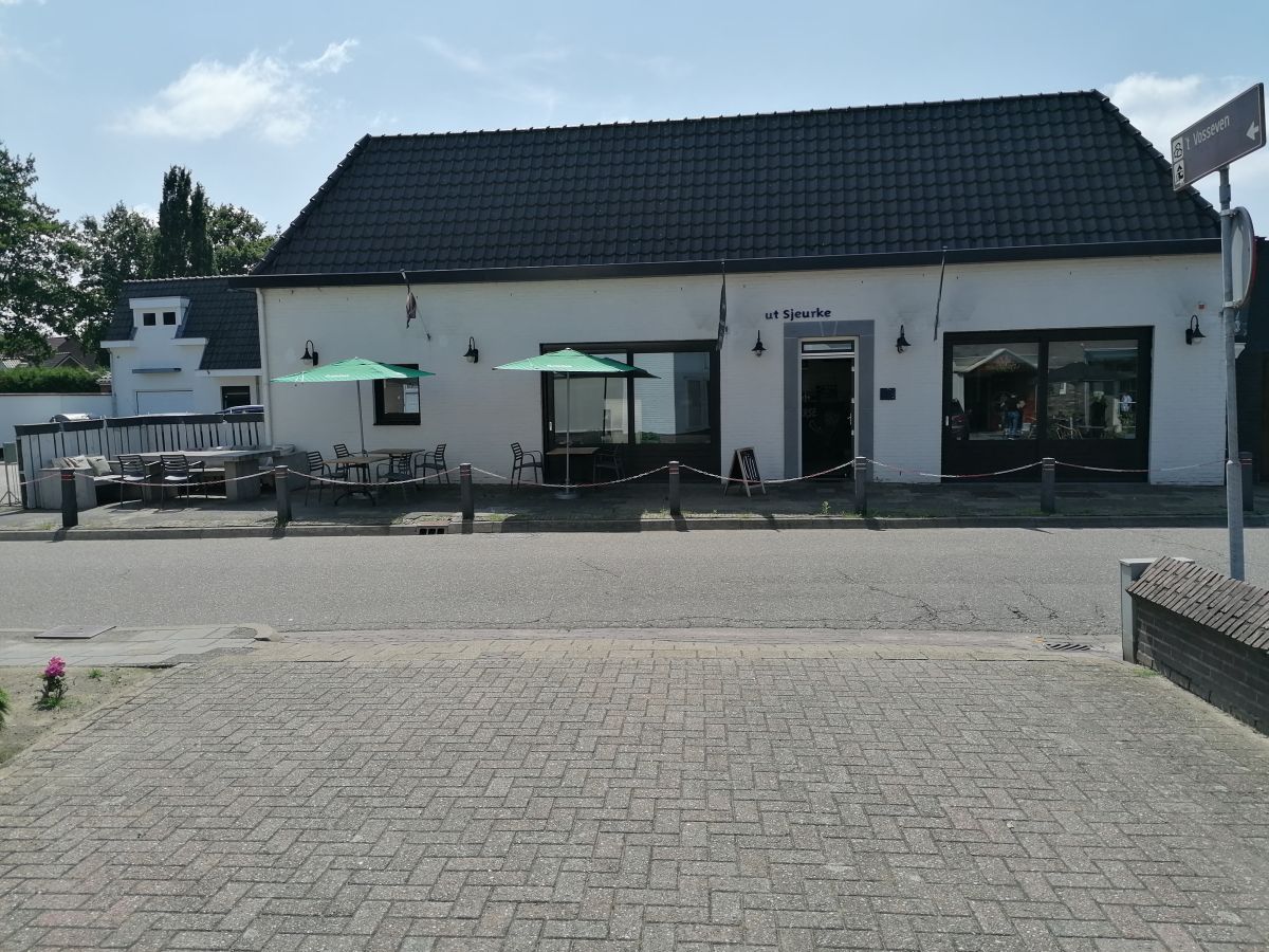 Cafetaria 'Ut Sjeurke' in Stramproy - foto 1